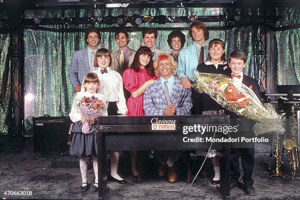 Group photo of the whole cast of the serial ""Balliamo e cantiamo con Licia"" ; standing on the background are the young actors Luciano De Marini,...