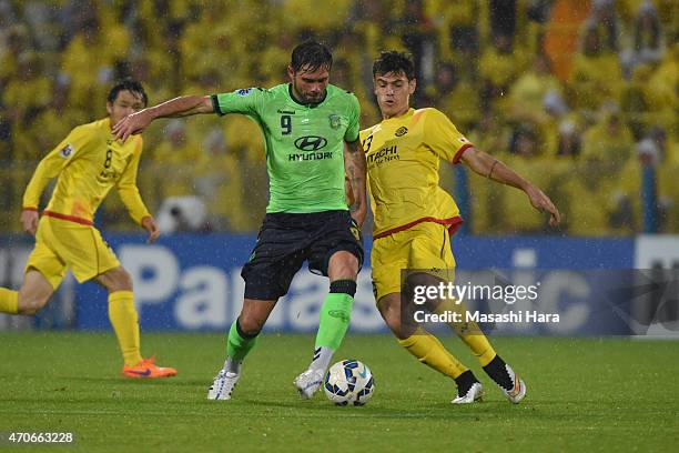 Carlos Eduardo Bendi of Kashiwa Reysol and Eduardo Goncalves De Oliveira of Jeonbuk Hyundai Motors compete for the ball during the AFC Champions...