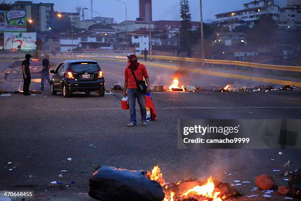 capucha manifestantes en venezuela - 2014 venezuelan protests fotografías e imágenes de stock