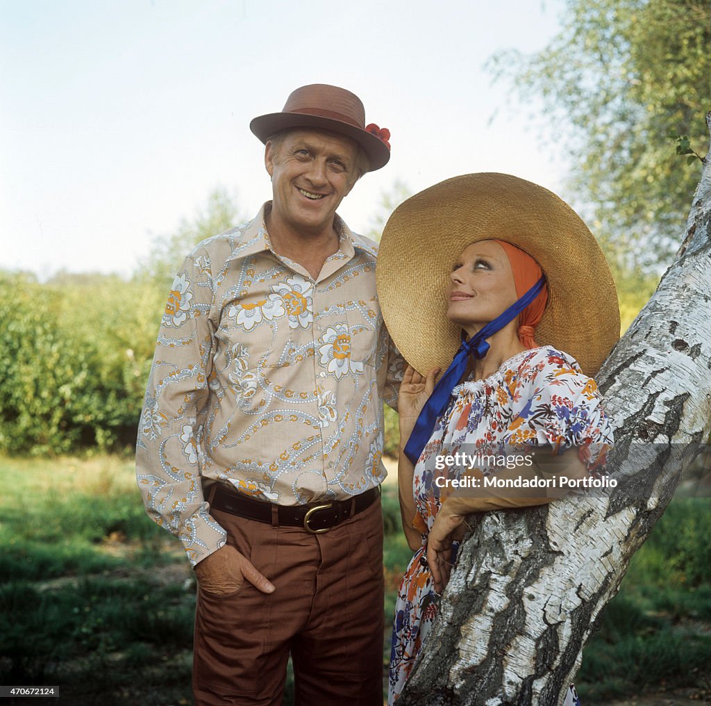 Portrait of Raimondo Vianello and Sandra Mondaini wearing straw hats