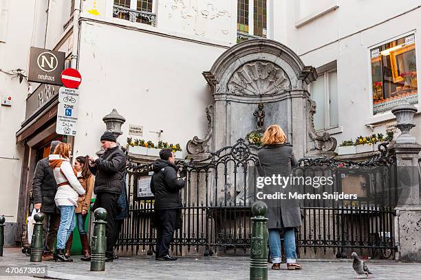 tourists around manneke pis statue - manneke pis stock pictures, royalty-free photos & images
