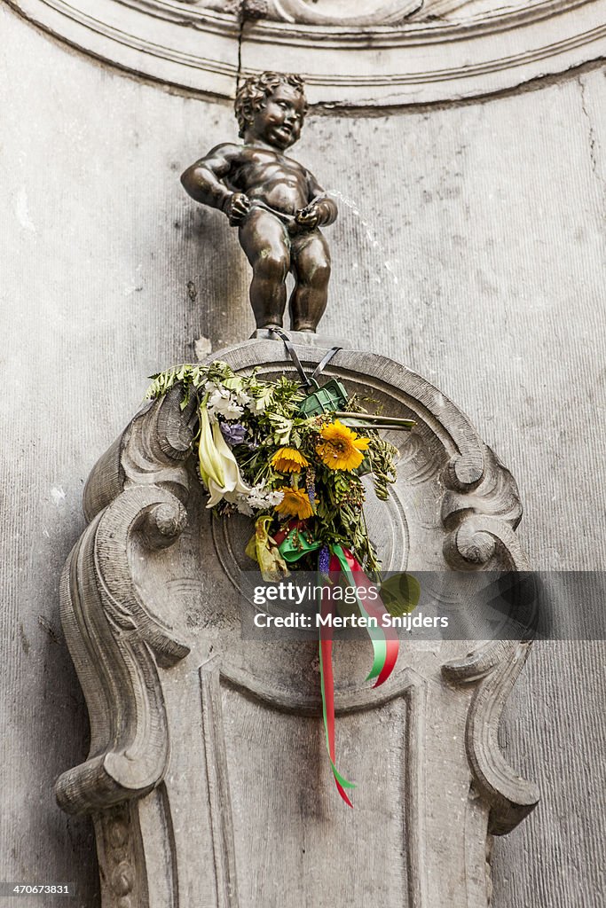 Manneke Pis doing what he does