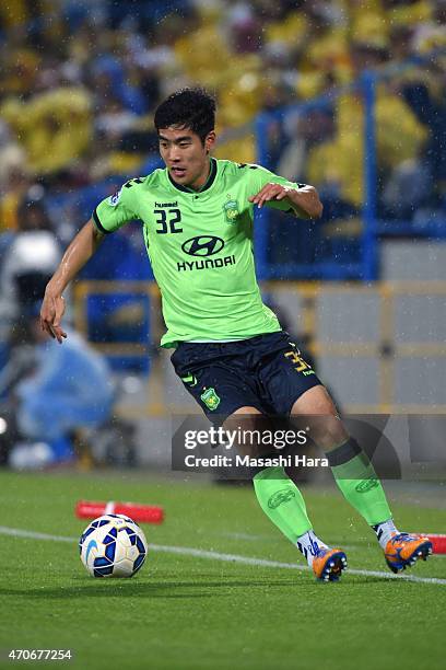 Lee Ju Yong of Jeonbuk Hyundai Motors in action during the AFC Champions League Group E match between Kashiwa Reysol and Jeonbuk Hyundai Motors at...