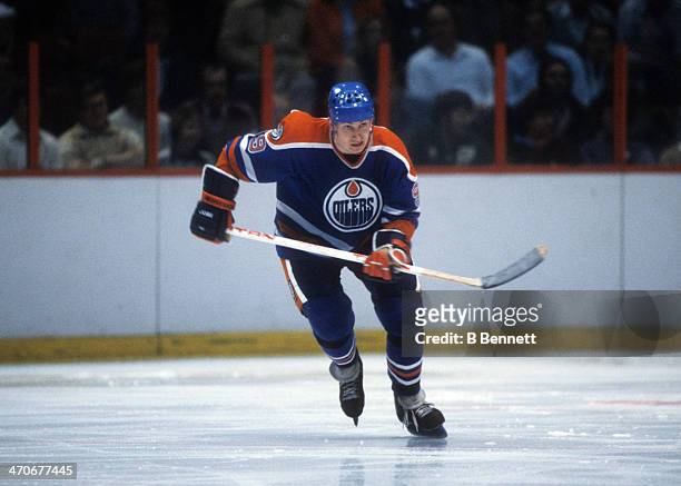 Wayne Gretzky of the Edmonton Oilers skates on the ice during an NHL game against the Philadelphia Flyers on January 14, 1982 at the Spectrum in...
