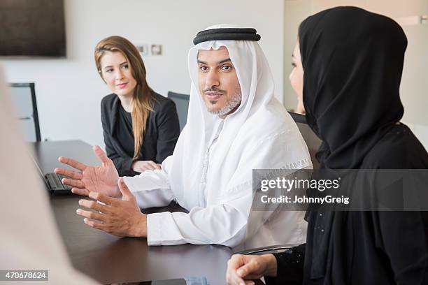 arabischer geschäftsmann mit kollegen treffen im büro - middle eastern culture stock-fotos und bilder