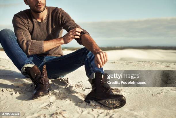 seaside moments - male model casual stockfoto's en -beelden