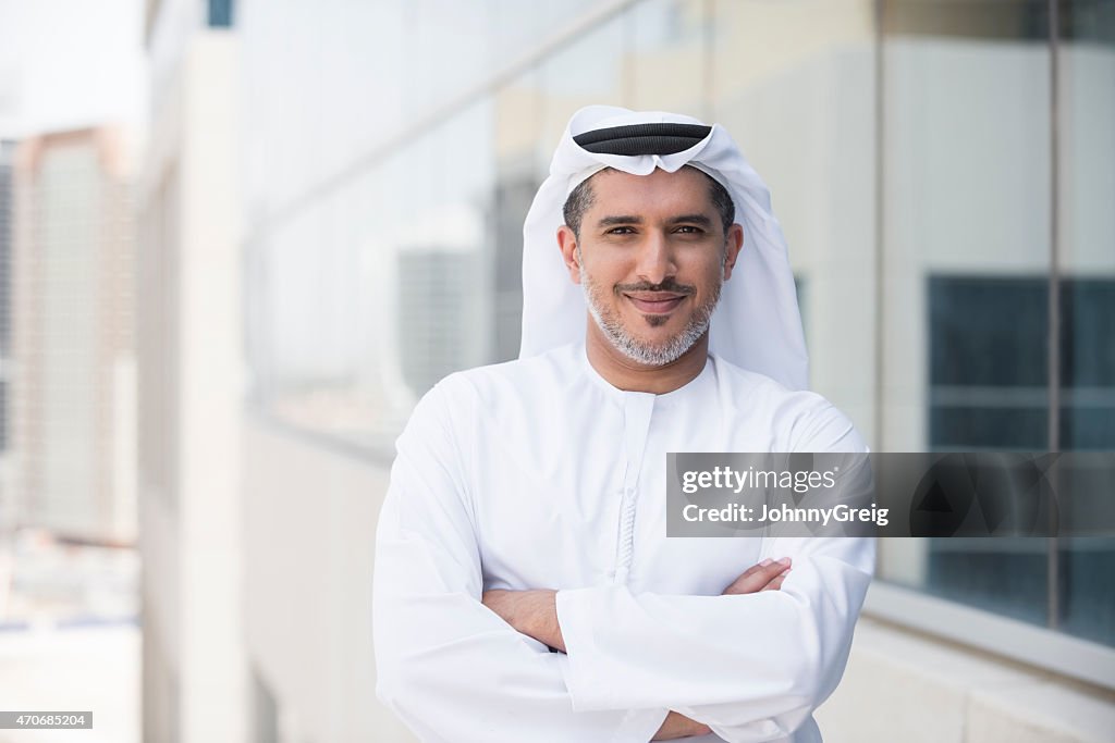 Portrait de l'homme d'affaires arabe à l'extérieur de l'immeuble de bureaux