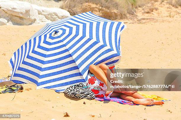 l'ombrellone (sicilia) - onderste deel stockfoto's en -beelden