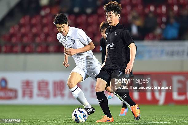 Ko Seul-ki of Buriram United and Kim Cheol-Ho of Seongnam FC battle for the ball during the Asian Champions League match between Seongnam FC and...