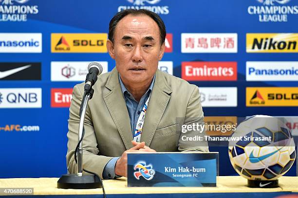 Kim Hak-bum head coach of of Seongnam FC speaks during the Asian Champions League match between Seongnam FC and Buriram United at Tancheon Sports...