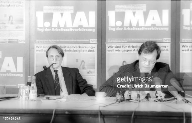 Hans-Ulrich KLOSE , treasurer of the SPD, and Rudolf Dressler , chairman of the AfA , during a press conference for the 1st of May, on April 1987, in...