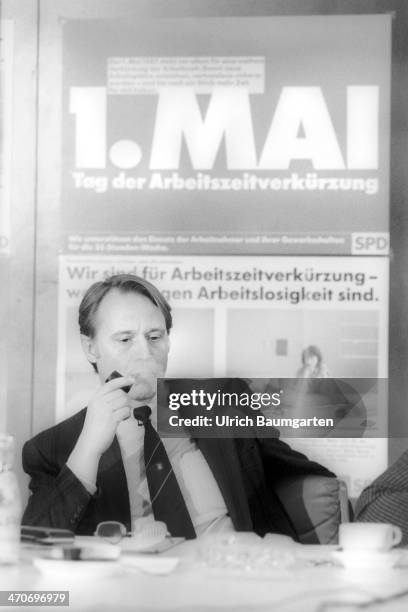 Hans-Ulrich KLOSE , treasurer of the SPD, during a press conference for the 1st of May, on April 1987, in Bonn, Germany.