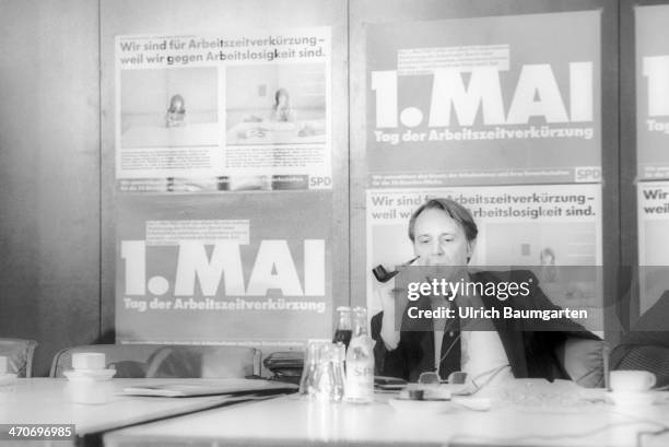 Hans-Ulrich KLOSE , treasurer of the SPD, during a press conference for the 1st of May, on April 1987, in Bonn, Germany.