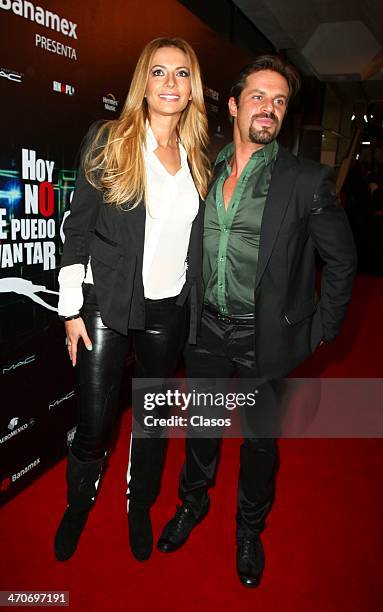 Cecilia Galeano and Mark Tacher attend the red carpet of "Hoy no me puedo levantar" at Almada Theater on February 18, 2014 in Mexico City, Mexico.