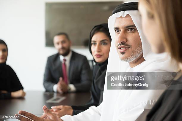 arab uomo d'affari parlando in una riunione - emirati arabi uniti foto e immagini stock
