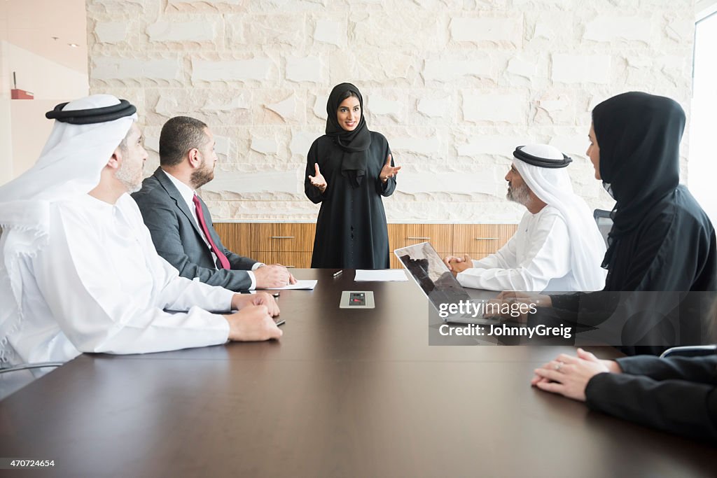 Arab empresaria dando presentación a sus colegas de oficina