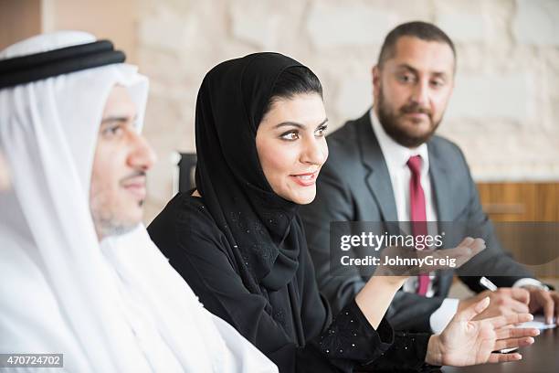 arabische geschäftsfrau in business-meeting mit kollegen. - emirati at work stock-fotos und bilder
