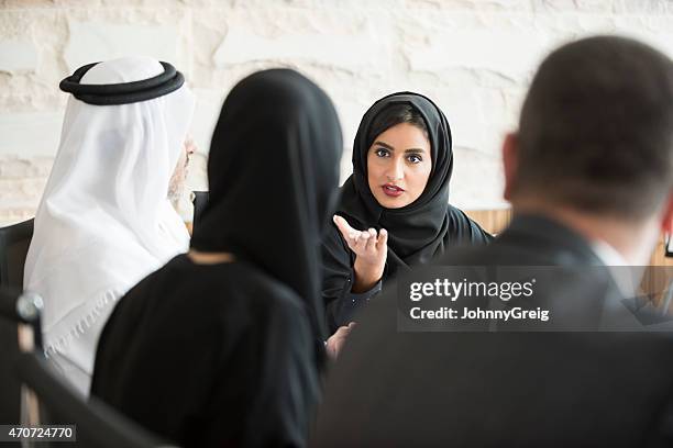 zuversichtlich arabische geschäftsfrau diskutieren in einer besprechung - emirati at work stock-fotos und bilder