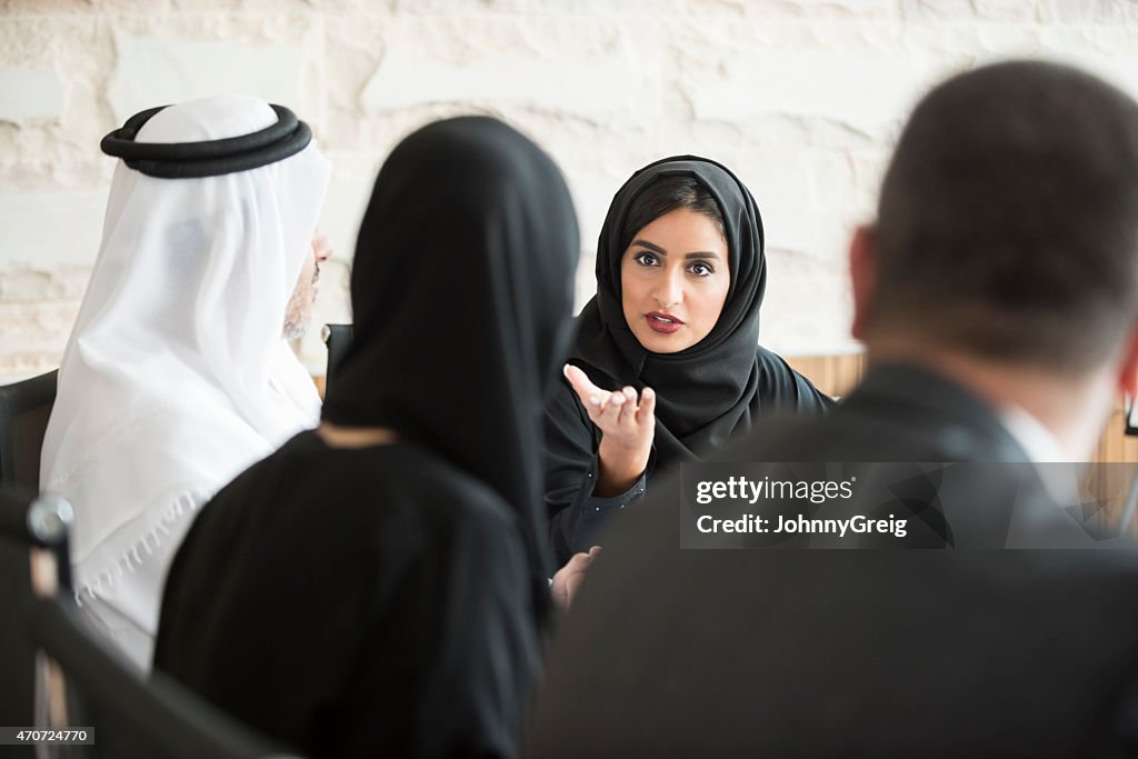 Confianza empresaria discutiendo árabe en reunión