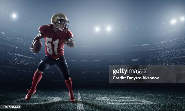 football americano in azione - giocatore di football americano foto e immagini stock