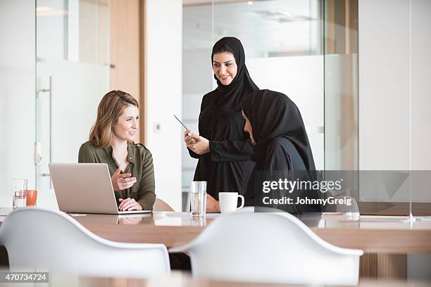 frauen in der wirtschaft im nahen osten - emirati at work stock-fotos und bilder