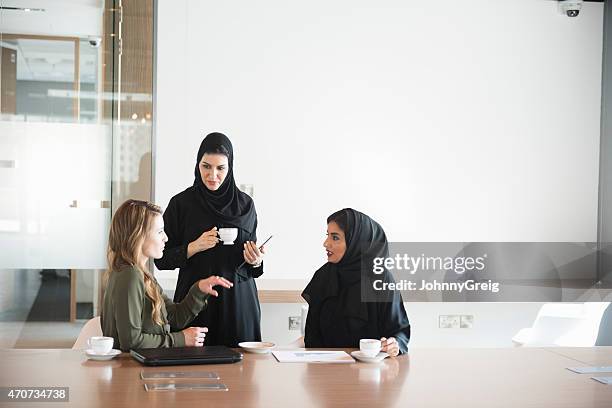 geschäftsfrauen sprechen auf office-middle east - emirati business stock-fotos und bilder
