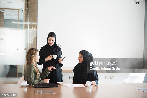 mujeres de negocio oficina discutiendo en oriente medio - etnias de oriente medio fotografías e imágenes de stock