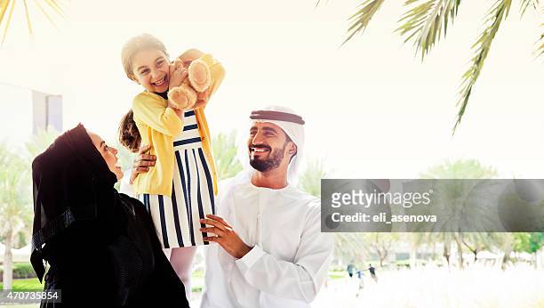 traditional emirati young family enjoying weekend. - emirati man portrait stockfoto's en -beelden