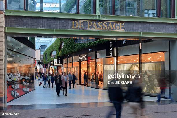 interior of the hague's nieuwe haagse passage - den haag stockfoto's en -beelden