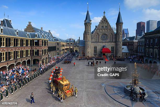 golden coach arriving on binnenhof during prinsjesdag in the hague - prinsjesdag stockfoto's en -beelden