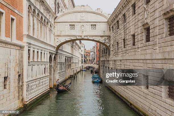 gondolas and boats under the bridge of sighs in venice - bridge of sigh stock pictures, royalty-free photos & images