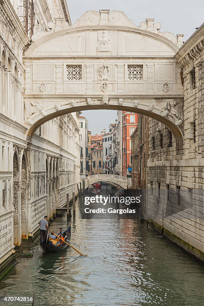 gondolas and boats under the bridge of sighs in venice - bridge of sigh stock pictures, royalty-free photos & images