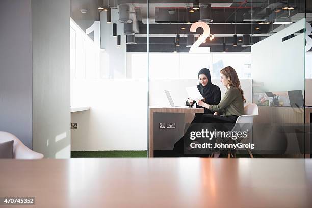 geschäftsfrauen im nahen osten büro arbeitsplatz - emirati at work stock-fotos und bilder