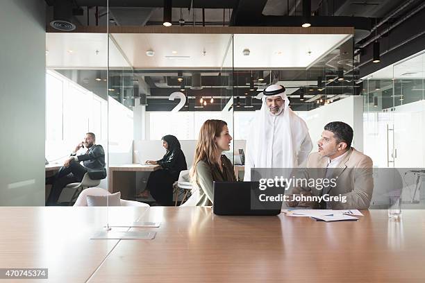 multi-ethnique de gens d'affaires de parler dans le bureau - commercial office space in dubai photos et images de collection