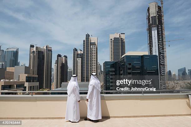 arab men look at middle east real estate - look back 個照片及圖片檔