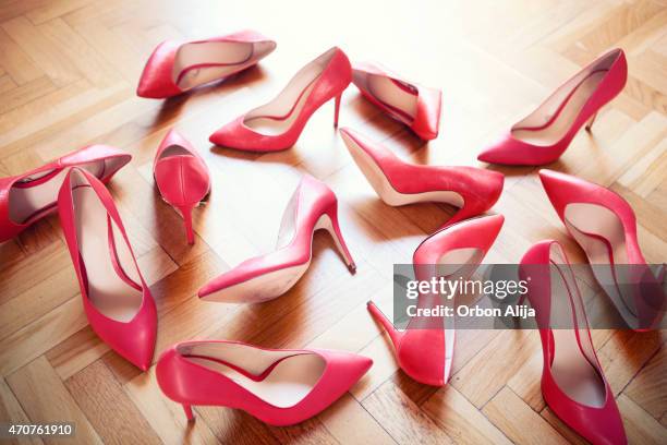 rote schuhe - red shoe stock-fotos und bilder