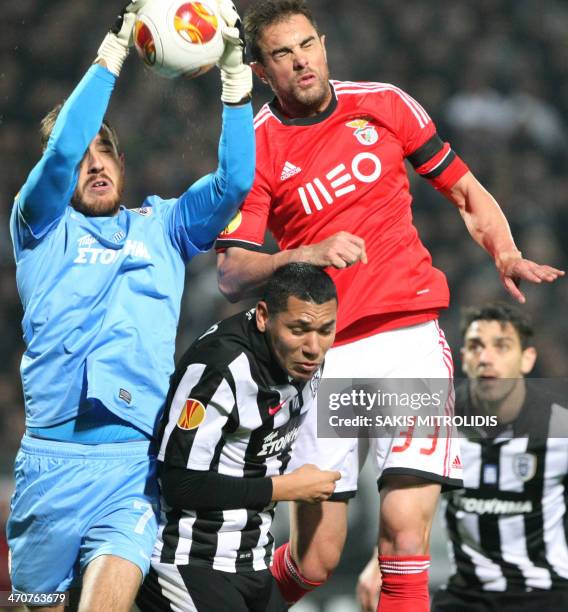 Benfica's Brazilian defender Jardel , Paok's Greek goalkeeper Panagiotis Glykos and Paok's Dutch defender Hedwiges Maduro vie for the ball during the...