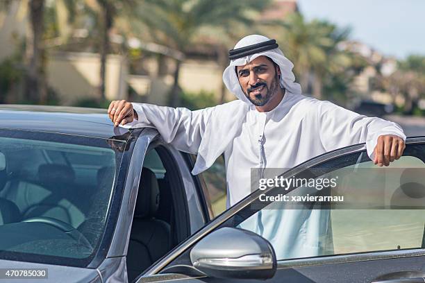 emirati man sich auf dem auto - arab driving stock-fotos und bilder