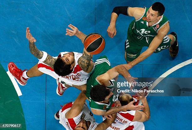 Stratos Perperoglou, #8 of Olympiacos Piraeus competes with Roko Ukic during the 2013-2014 Turkish Airlines Euroleague Top 16 Date 7 game between...