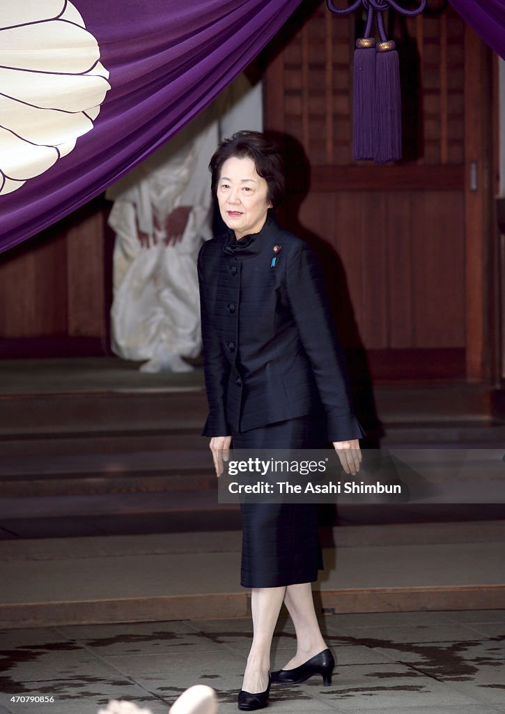 Abe Cabinet Members Make Visit to Yasukuni Shrine For Spring Festival