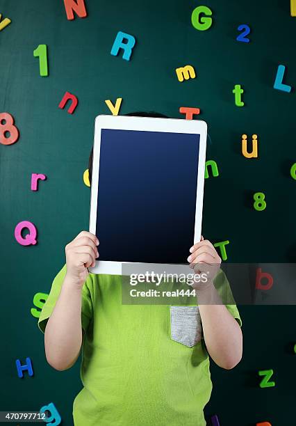 boy with tablet - magnetsiffra bildbanksfoton och bilder