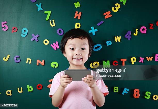 menino usando telefone inteligente - número magnético imagens e fotografias de stock