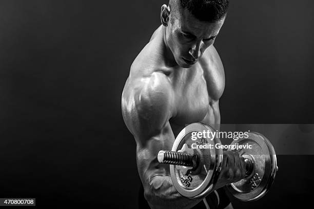 entraînement de musculation  - musculation des biceps photos et images de collection