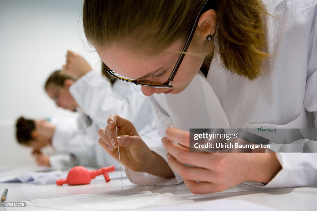 Girls Day Caesar research center in Bonn.