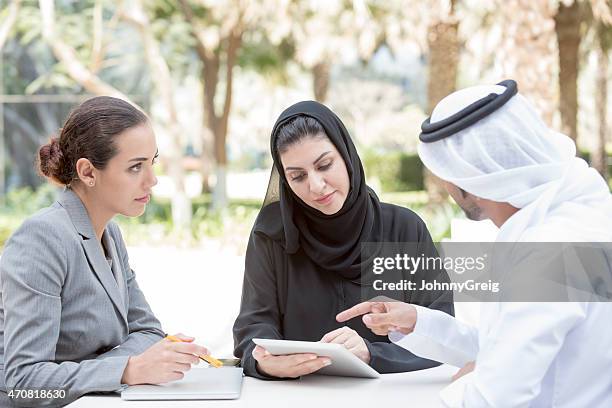 business-meeting mit dem nahen osten - emirati at work stock-fotos und bilder