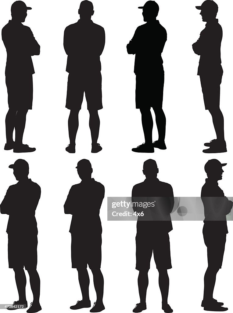 Legerer Mann stehend Arme verschränkt