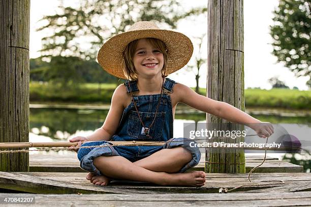 sitting on the dock - lancaster-pennsylvania photos et images de collection