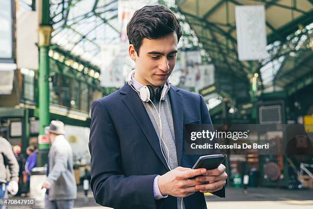 young man writing on smartphone - borough market 個照片及圖片檔
