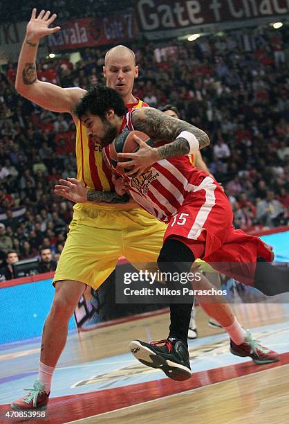 Georgios Printezis, #15 of Olympiacos Piraeus competes with Maciej Lampe, #30 of FC Barcelona during the 2014-2015 Turkish Airlines Euroleague...