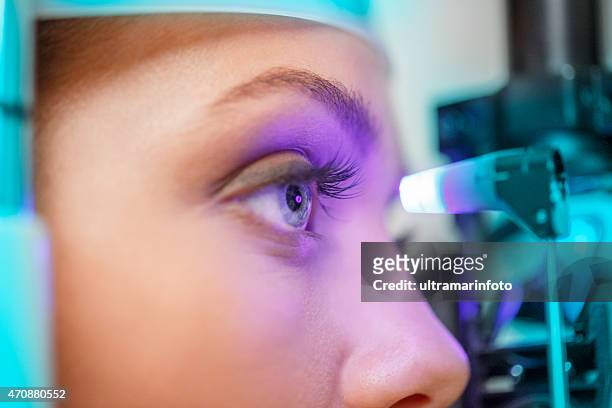 no optician ophthalmology optometrista olho exame médico - medical laser - fotografias e filmes do acervo